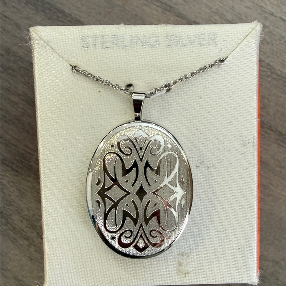 Locket Oval NEW